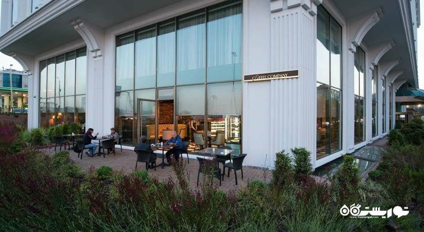 محوطه نشیمن در فضای باز هتل